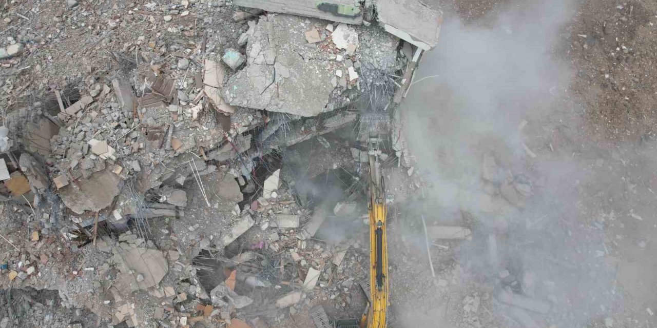Kahramanmaraş’ta ağır hasarlı binaların yıkımı sürüyor