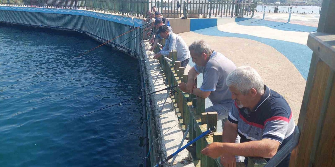 Olta balıkçılığı sezonu açıldı: Oltasını alan sahile iniyor
