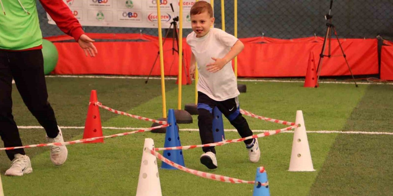 Minik halı sahada ter döktü