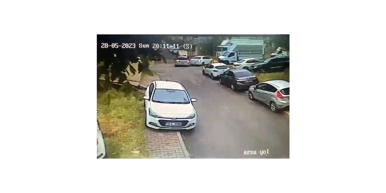 Ataşehir’de savrulan otomobillerin altında kalmaktan kıl payı kurtuldu