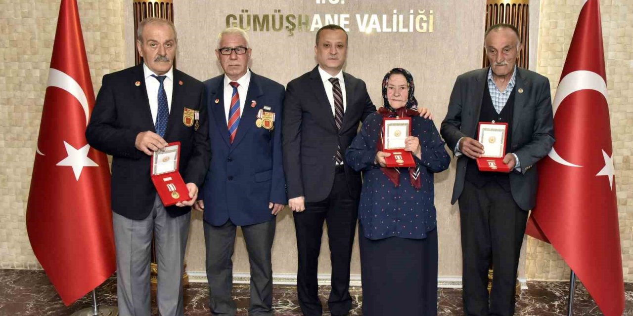 Gümüşhane’de Kıbrıs Gazileri madalyalarını aldı