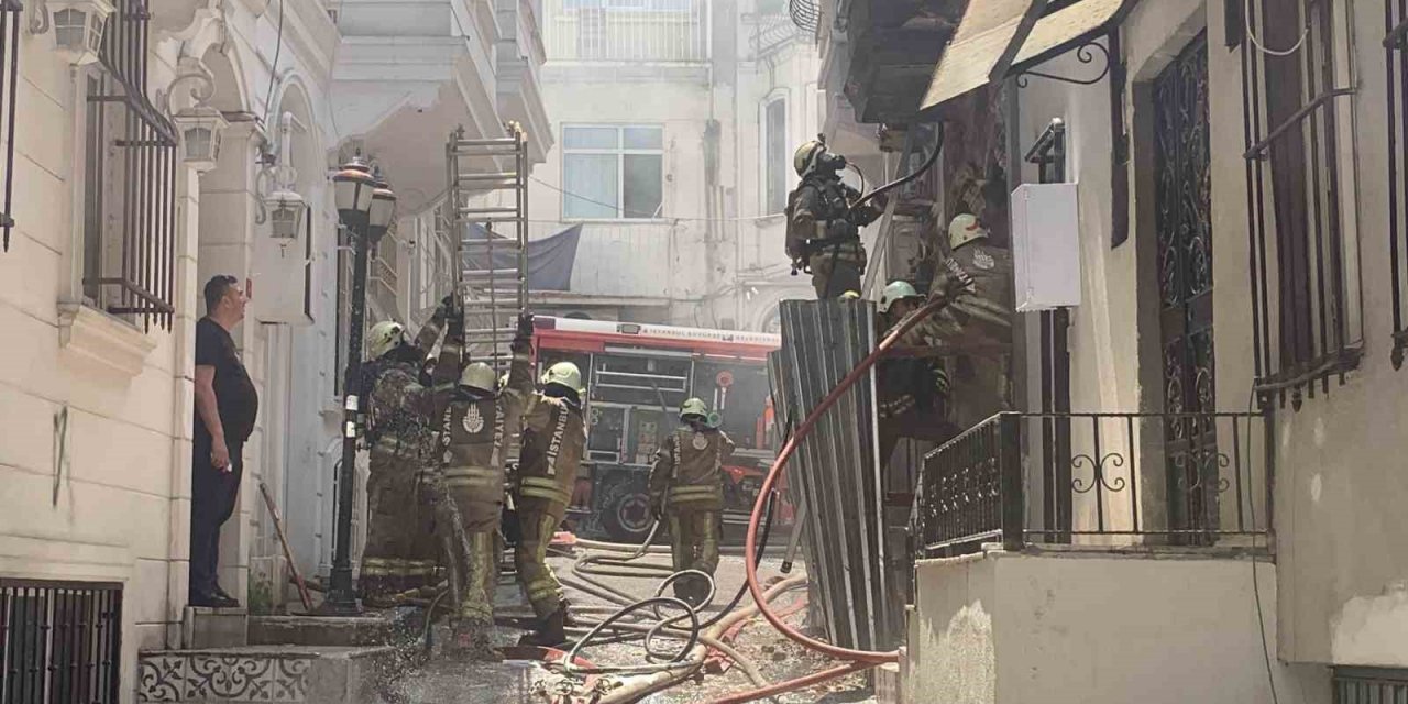 Beyoğlu’nda metruk binada korkutan yangın