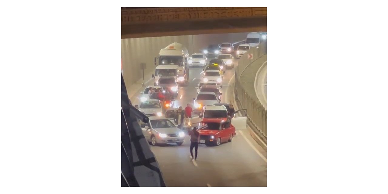 Yolu kapatıp eğlence yapmışlardı: 8 araca ceza kesildi