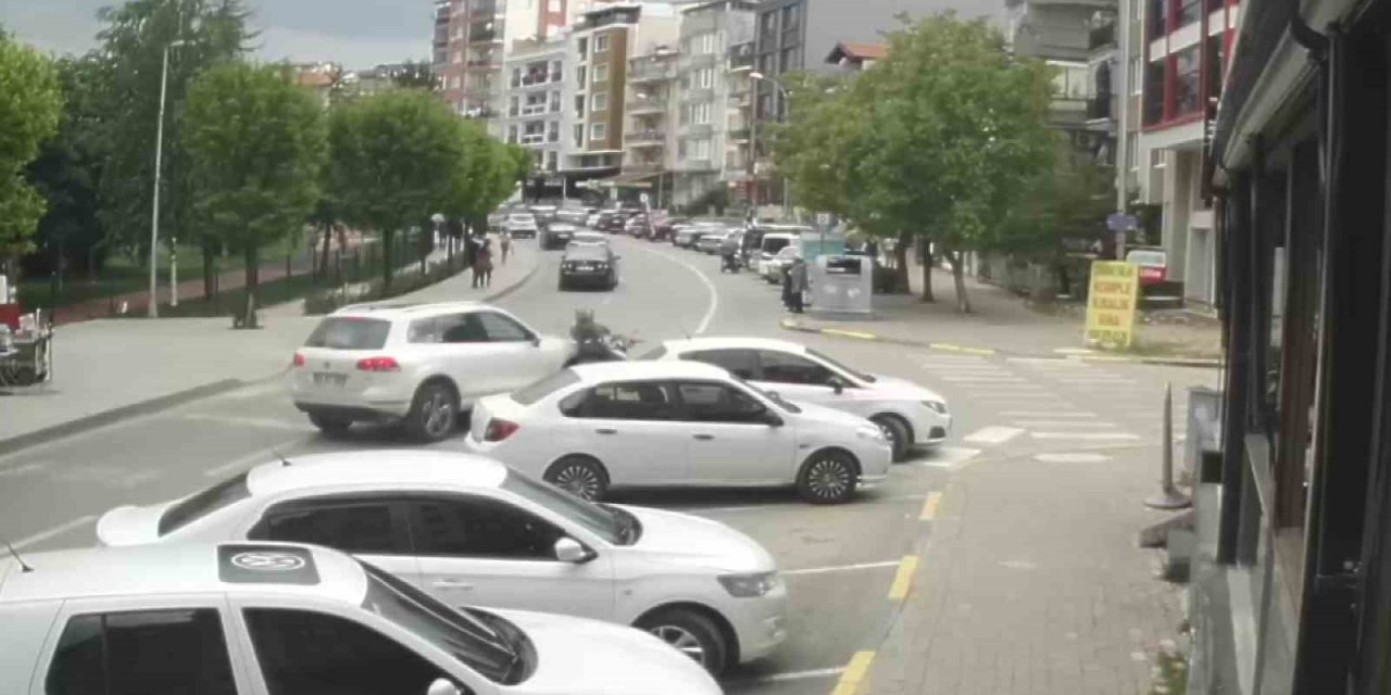 Otomobille motosikletin karıştığı kaza kameralara yansıdı
