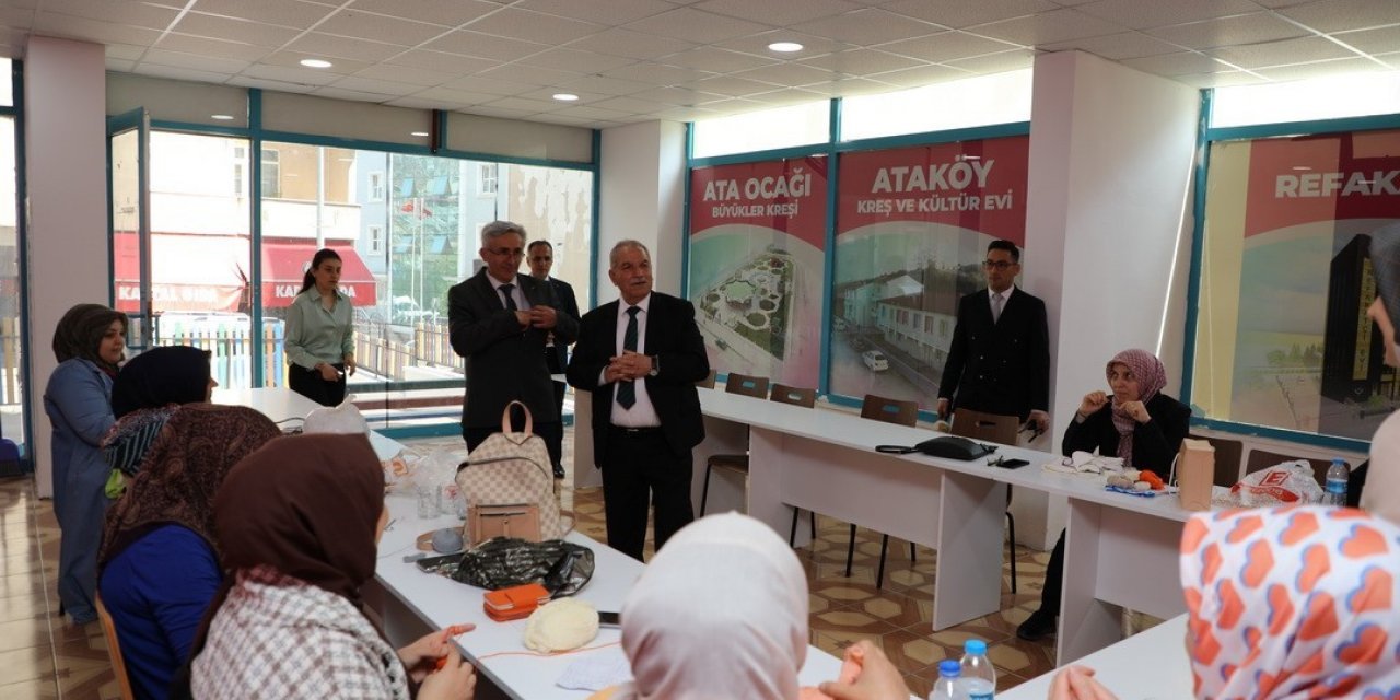 Mahalle kreşlerinde anneler el sanatlarını, çocuklar da eğitimlerini geliştiriyor