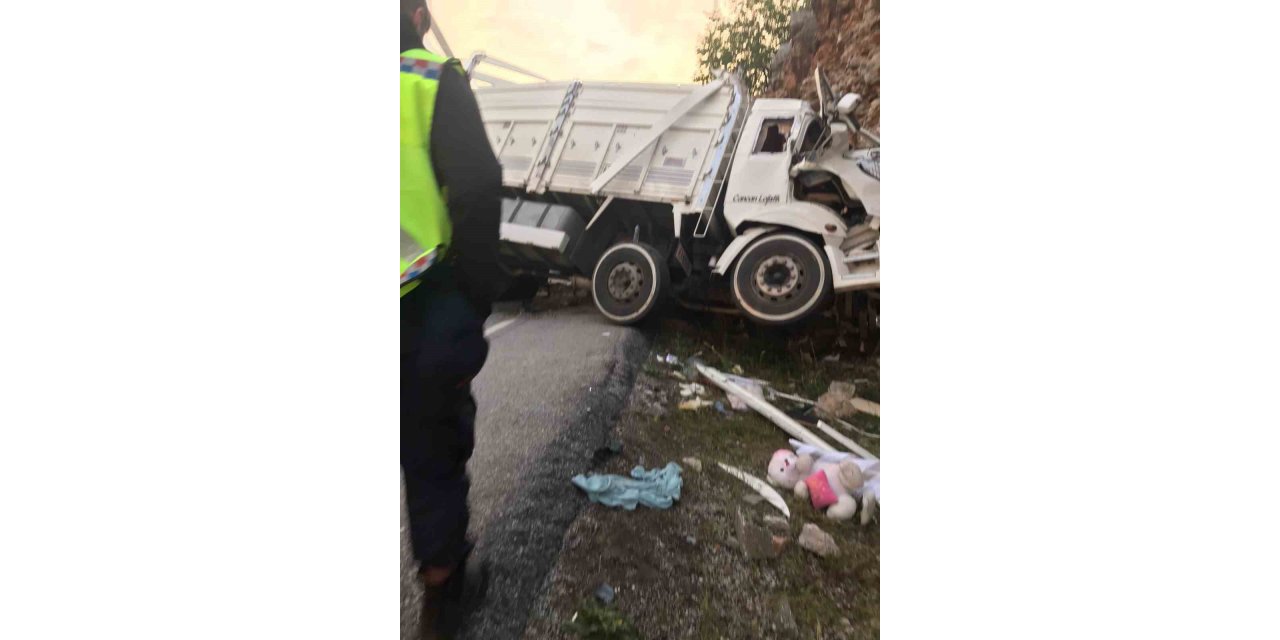 Kamyon kayalıklara çarptı: 2 yaralı