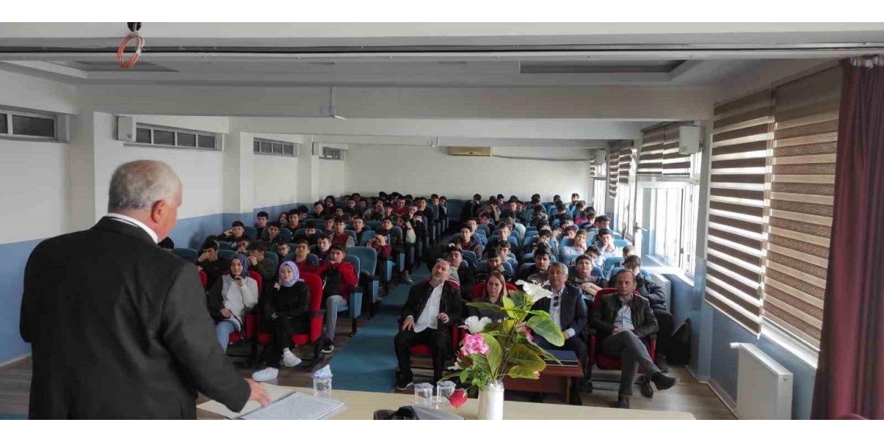 Öğrencilere "Bilimin Yıldızları" isimli konferans verildi