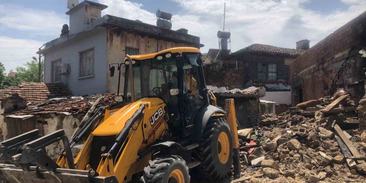 Balbey Mahallesi’nde metruk yapılar yıkıldı
