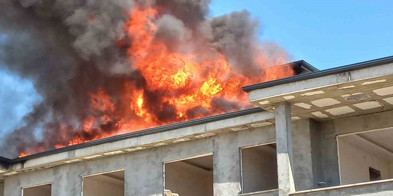 Çatı yangını korkuttu