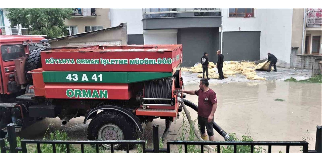Kütahya OBM personeli sel baskınlarında su tahliyelerine destek verdi