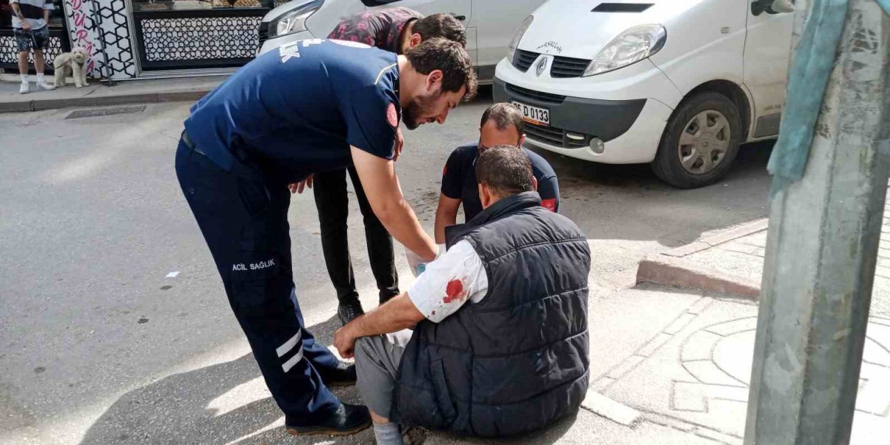 Kaldırımdan düşerek hafif yaralanan adam ilk yardım yapılmasına kabul etmedi