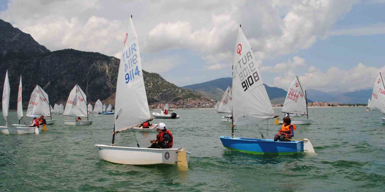 Yelkenler Eğirdir Gölünü süsledi