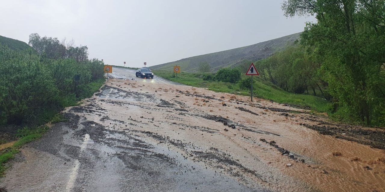 Sel kısmen yolu trafiğe kapattı