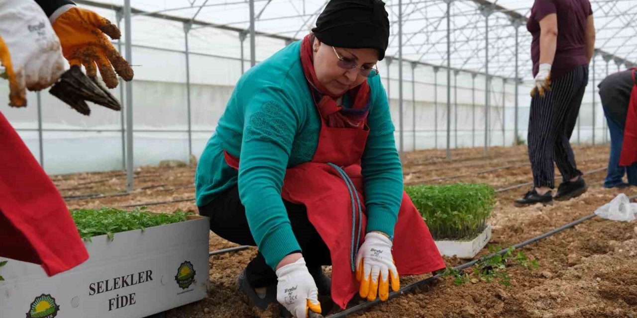 Kadın eli toprağa değdi