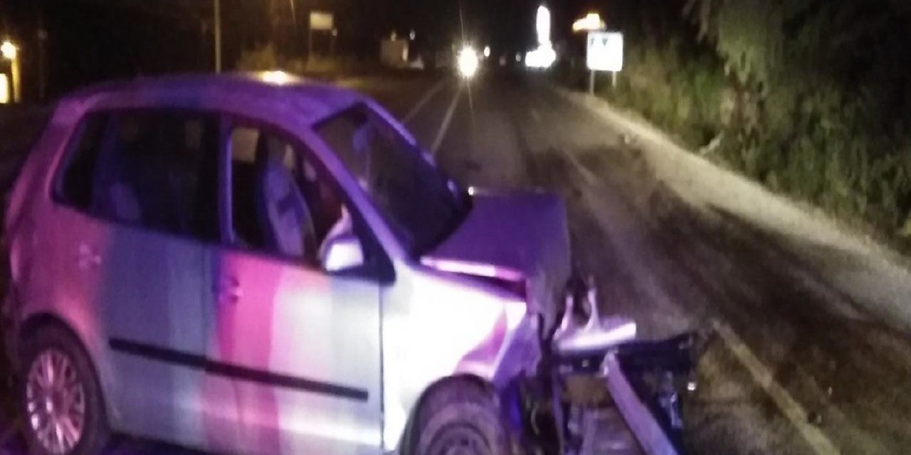 Otomobil refüje çarptı: 2 yaralı