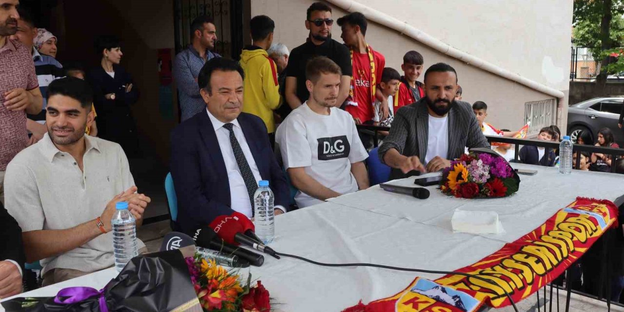 Kayserisporlu futbolculardan öğrencilere ’LGS’ morali