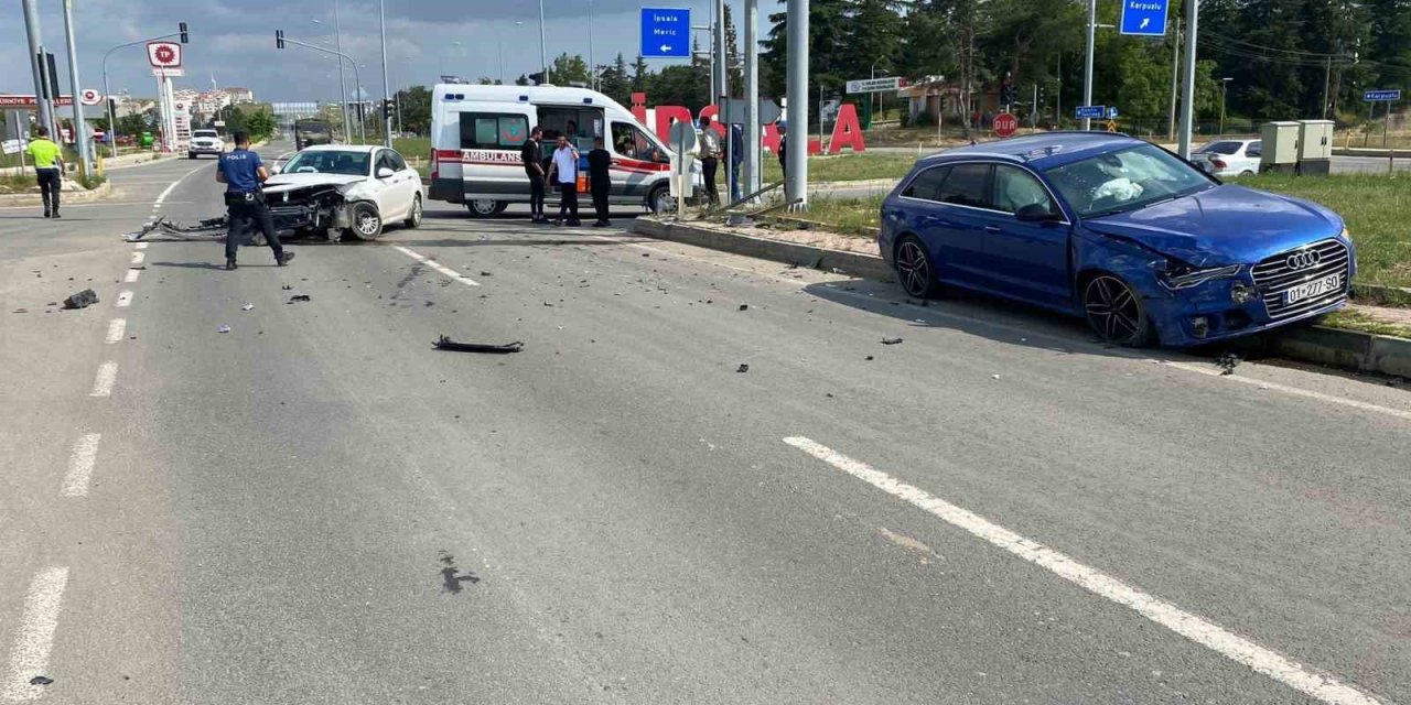 İpsala’da 2 otomobilin çarpıştığı kazada 2 kişi yaralandı