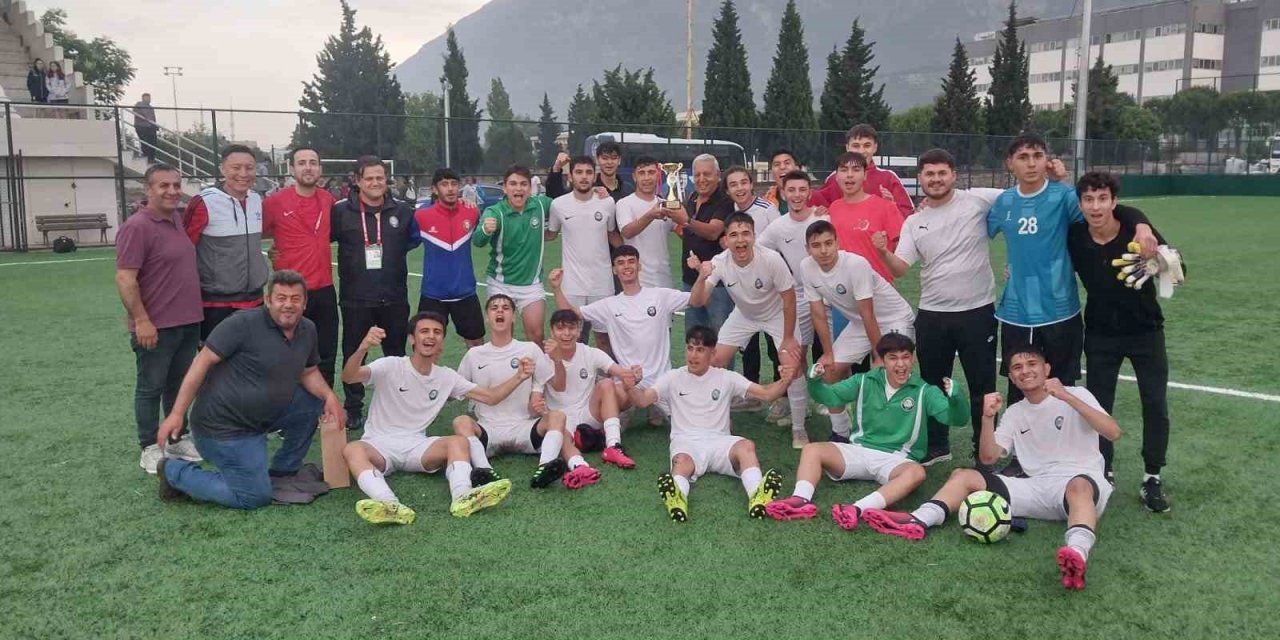 Salihli Belediyespor U17’de şampiyon