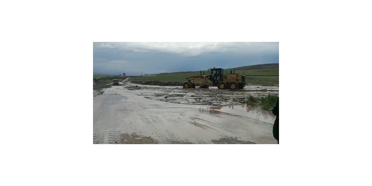 Gemerek’te sel yolu ulaşıma kapattı