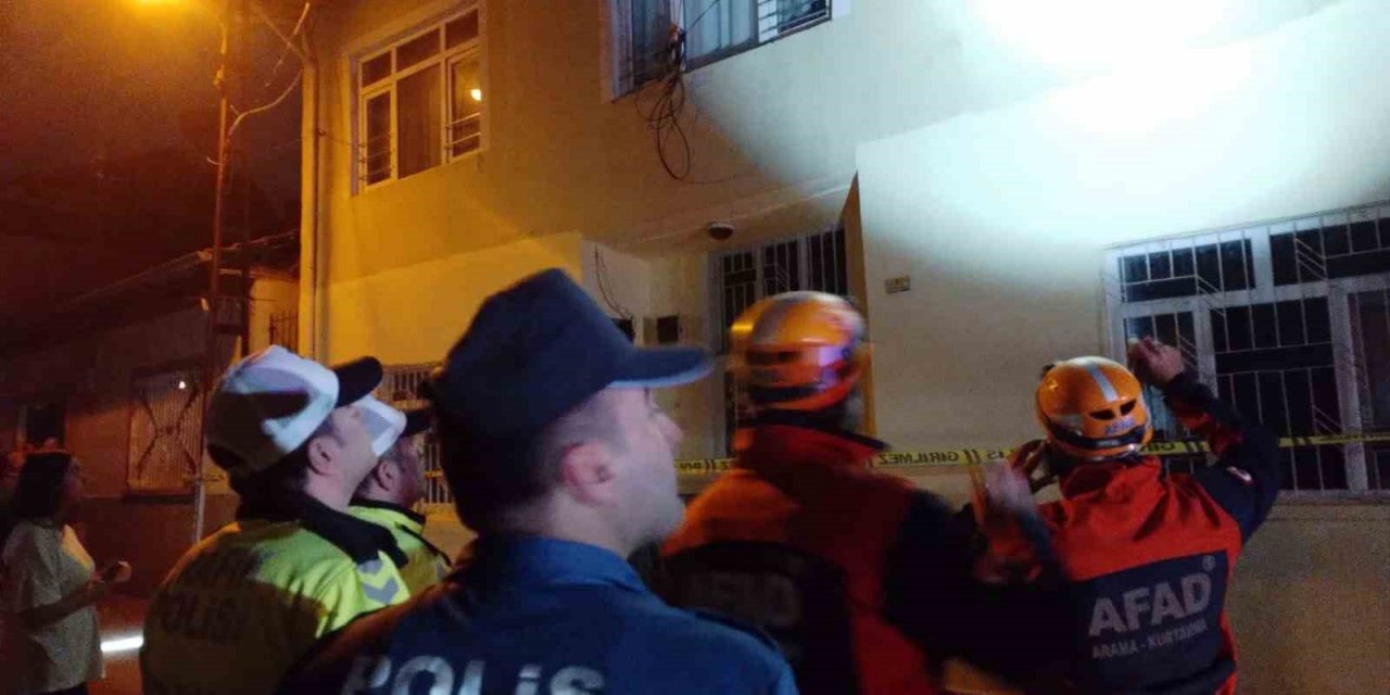 Malatya’da hasarlı evde göçük meydana geldi