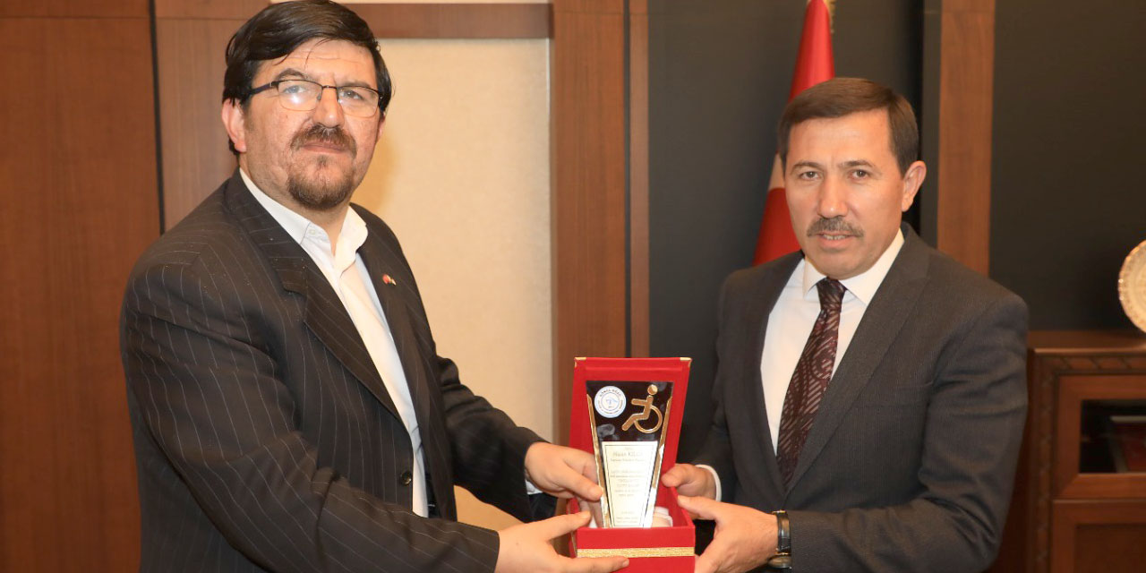 Konya Gönül Gözü Derneği’nden Başkan Kılca'ya Engelli Dostu Başkan Plaketi