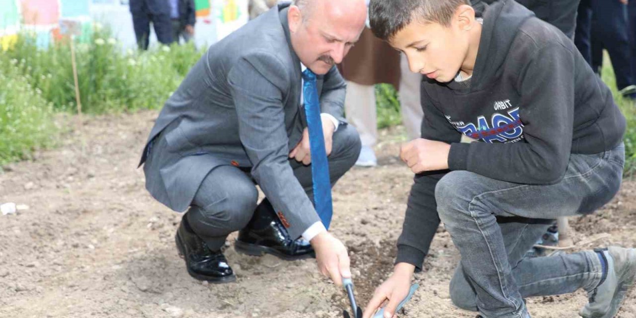 Ağrı Valisi Varol, öğrencilerle birlikte tohum ekimi gerçekleştirdi