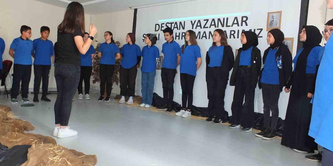 Balıkesirli öğrenciler destan yazan kahramanları canlandırdı
