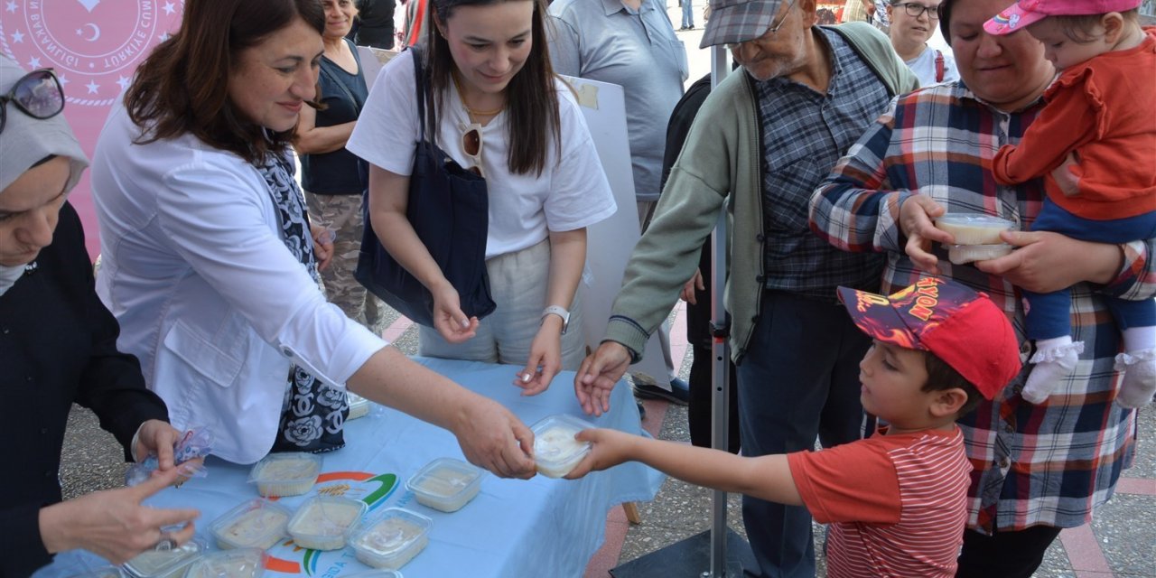 Sütlaç dağıtıp, Süt Günü’nü kutladılar