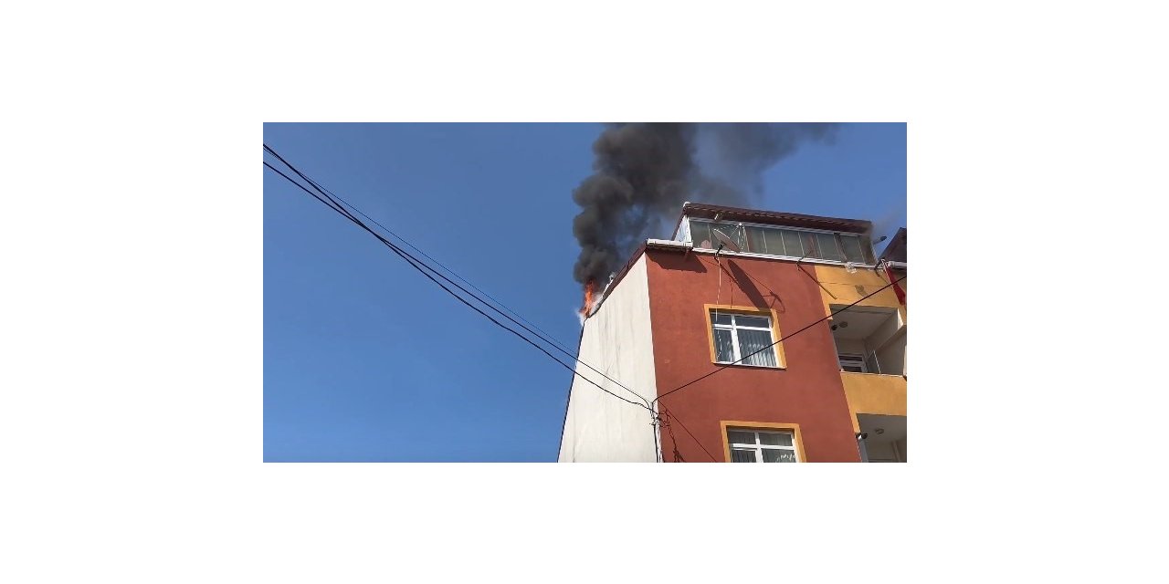 Arnavutköy’de yangında ilginç anlar: Genç kızı kurtardı, sigara yakıp itfaiyeyi bekledi