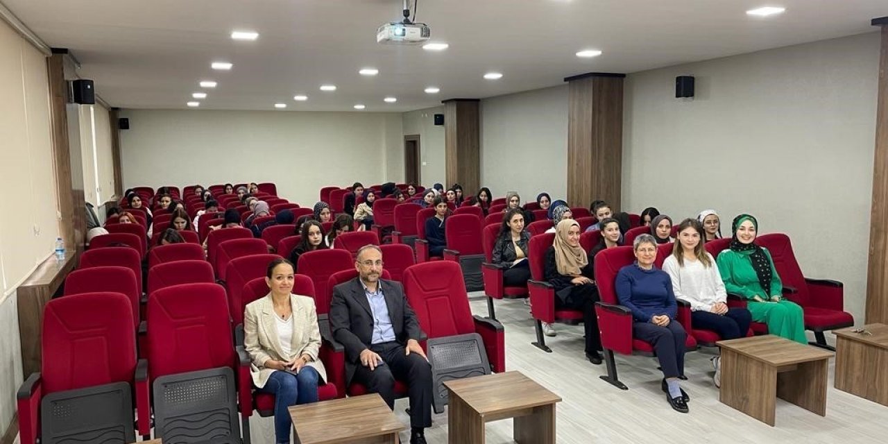 SCÜ’de ebelikte kariyer planlaması anlatıldı