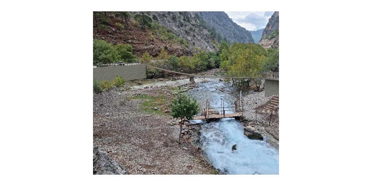 Göksu Şelalesi’ne yaya ulaşımını sağlayan sallanan köprü yenileniyor