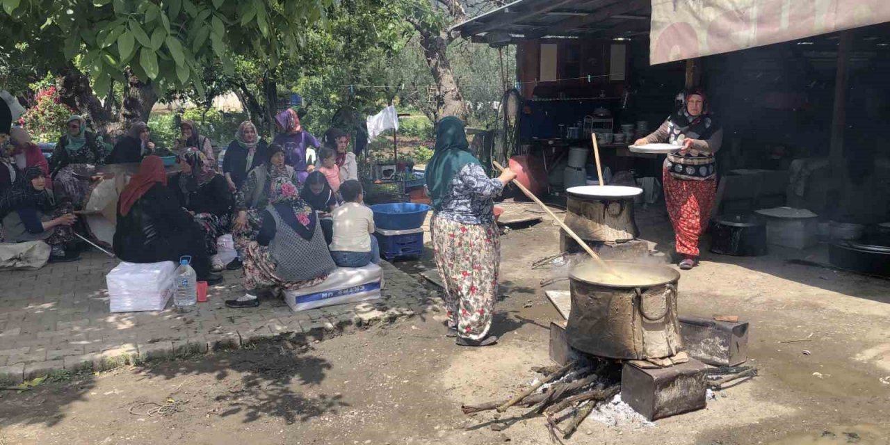 Köylü kadınlar asırlık geleneği yaşatıyor