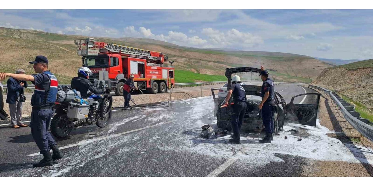 Alev alan araç küle döndü