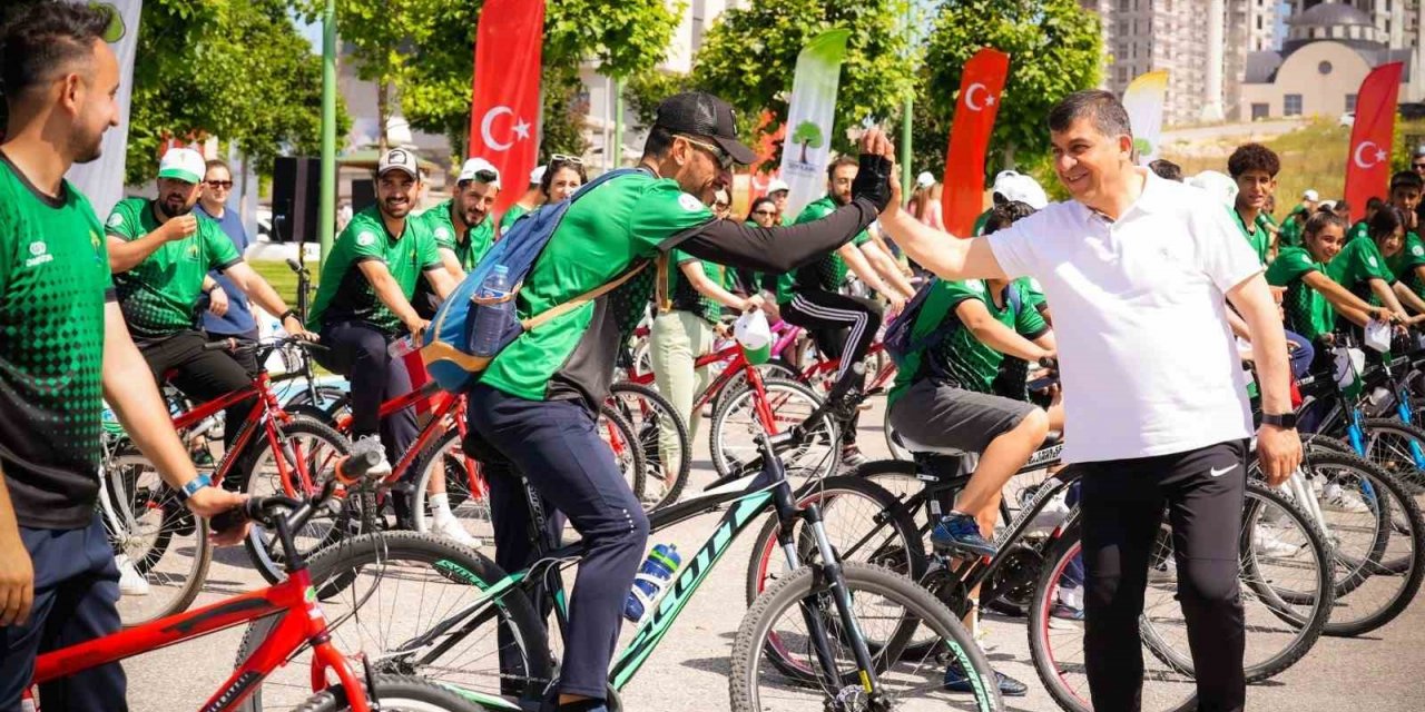 Fadıloğlu, gençlerle birlikte pedal çevirdi