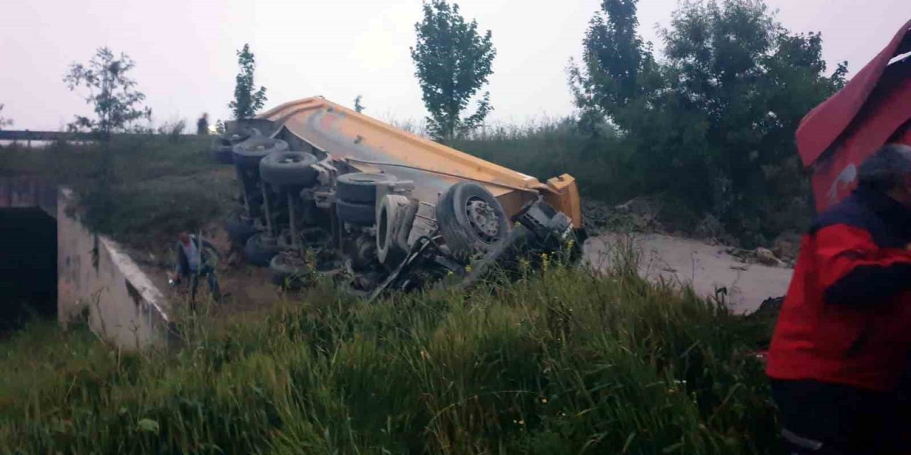 Duble yolda kontrolden çıkan kamyon tarlaya devrildi: 1 yaralı