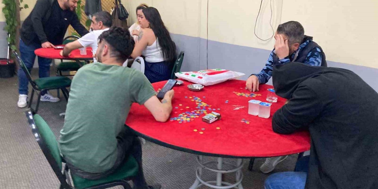 Kumarbazlar jandarmayı karşılarında görünce ne yapacağını şaşırdı