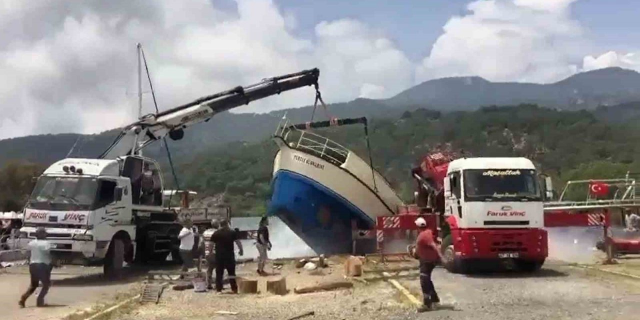 Tekneyi taşıyan vinç zinciri koptu, panik anları kameraya yansıdı