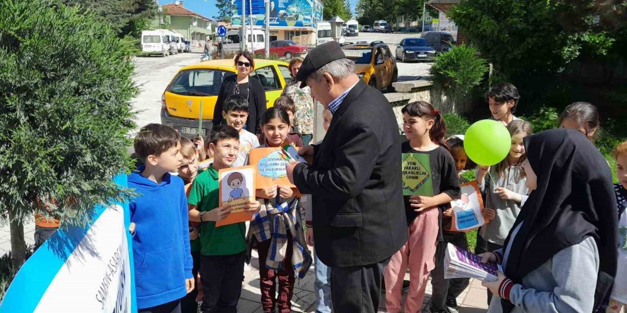 Minikler, büyüklere sigaranın zararlarını anlattı