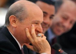 Bahçeli'den yüzük pozu