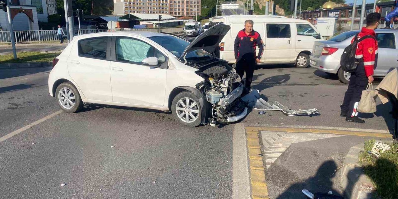 Otomobiller çarpıştı, 1 yaralı