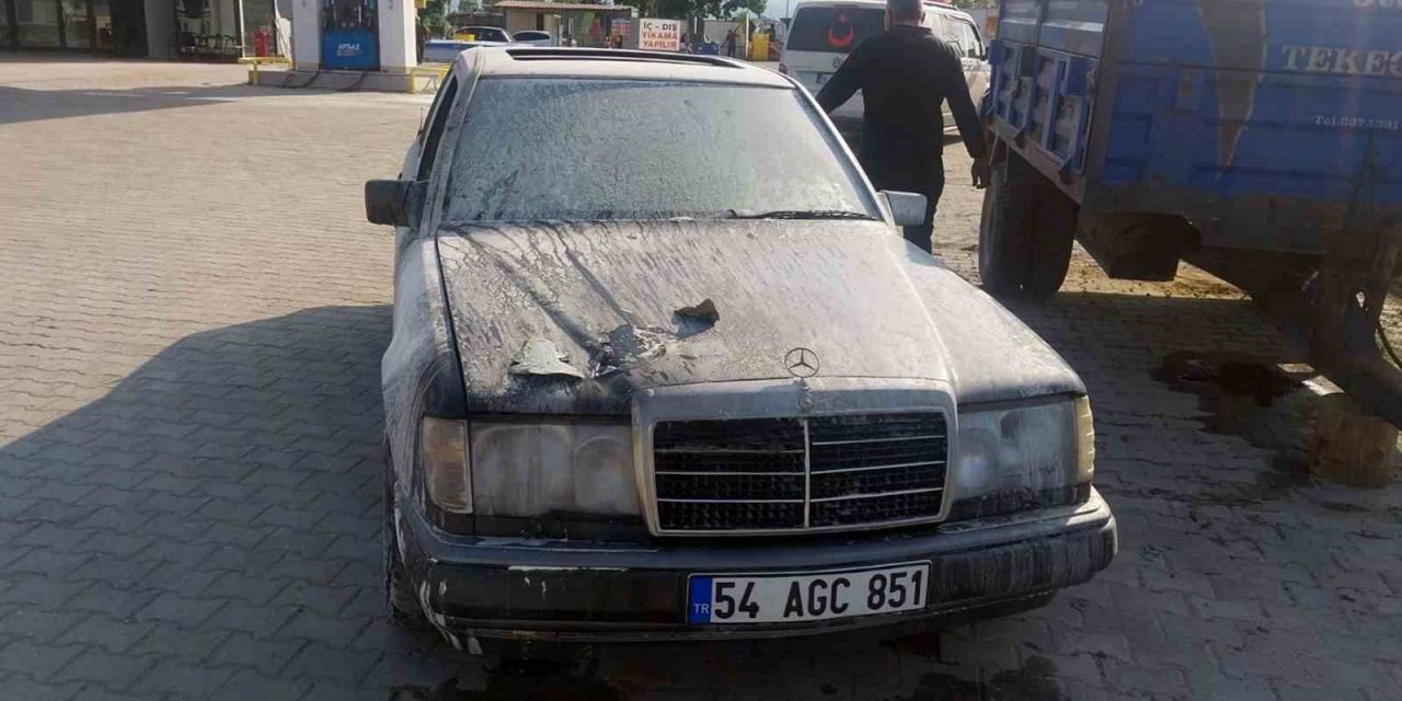 Akaryakıt istasyonu önünde alev alan otomobil paniğe sebep oldu