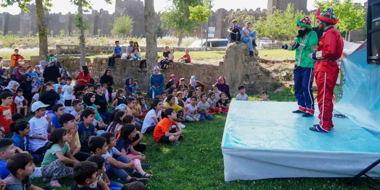 Minikler Hacivat-Karagöz gösterisi ile eğlendi