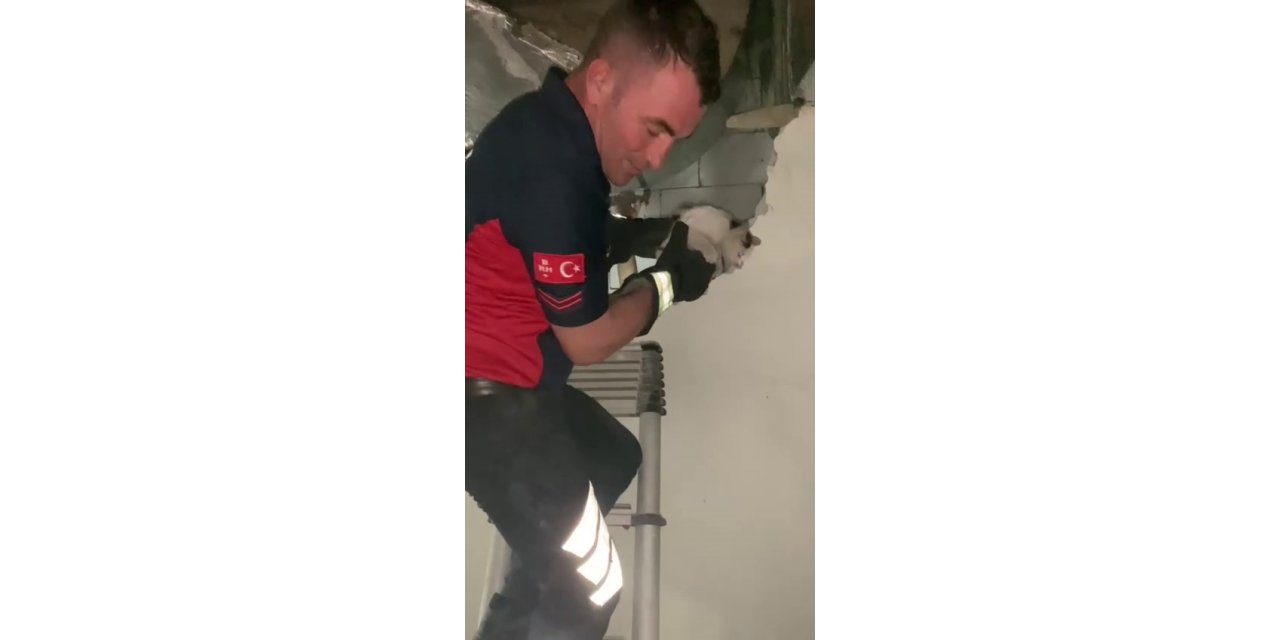 Havalandırma boşluğuna düştü, duvar kırılarak kurtarıldı