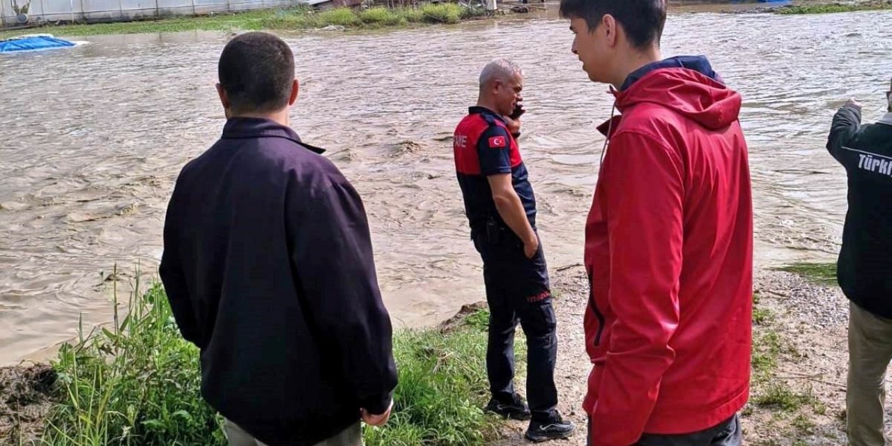 Selden zarar gören Gediz Ilıcasu köyünde hasar tespit çalışması