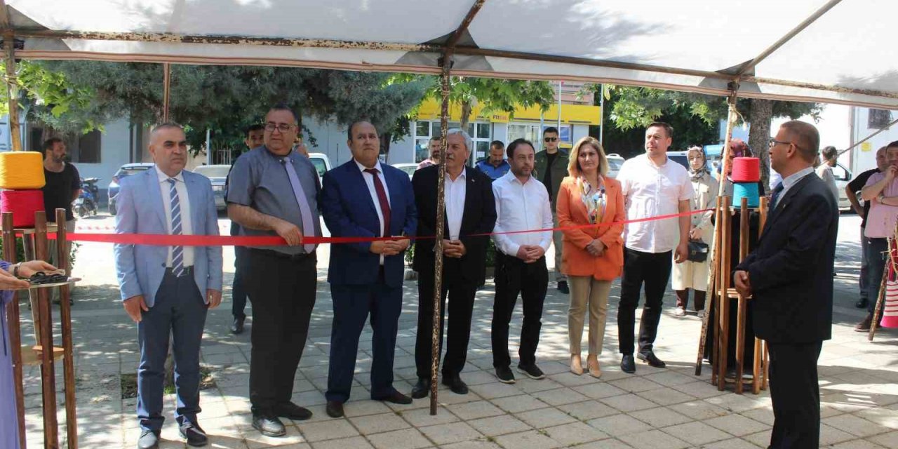 Osmaneli’nde Hayat Boyu Öğrenme Haftası nedeniyle sergi açıldı