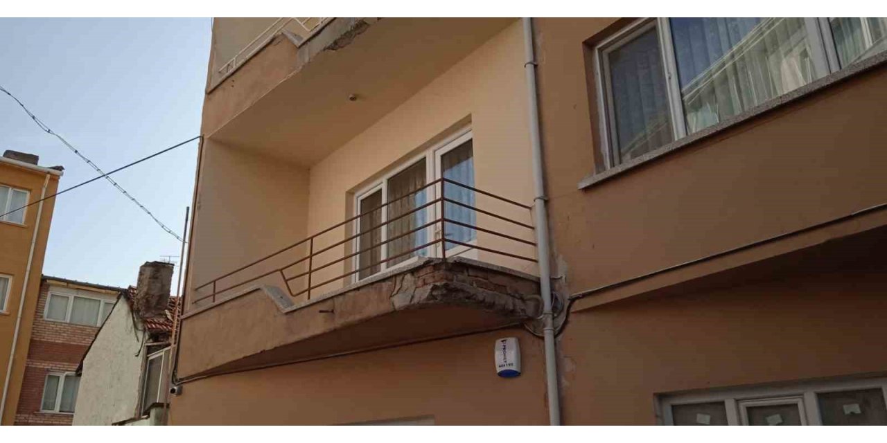 Sıvaları dökülen eski bina iyileştirme bekliyor