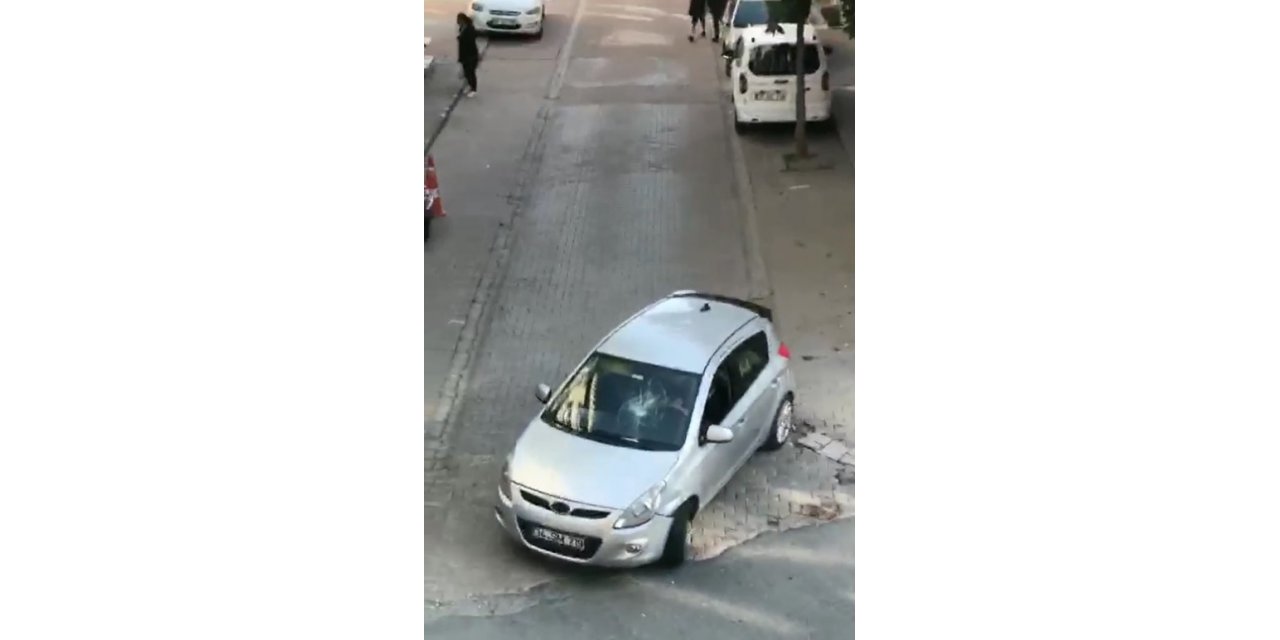 İstanbul’da "yoldan çekil" kavgası kamerada: Aracını tartıştığı kişinin üzerine sürdü