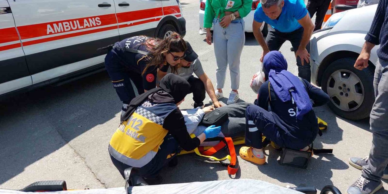 Yolun karşısına geçmeye çalışan kadına araç çarptı: Kaza anı kamerada