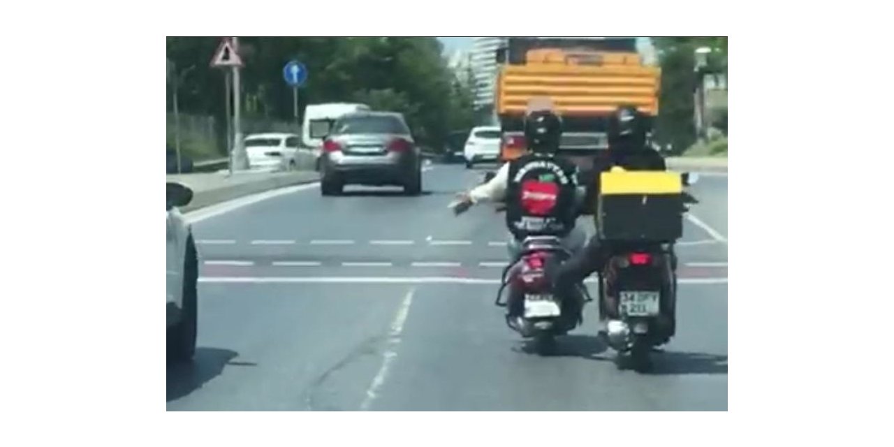 Küçükçekmece’de tehlikeli yolculuk kamerada: Benzini biten motosikleti ayağıyla itti