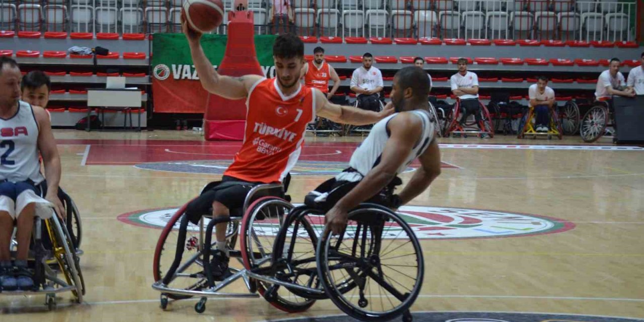 Türkiye’de evinde ABD’yi durduramadı: 81-59